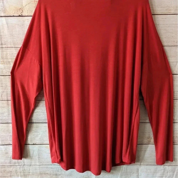 Athleta Size XL Cloudlight V Neck Tee Red Drop Shoulder Curved Hem Stretchy - Picture 10 of 11